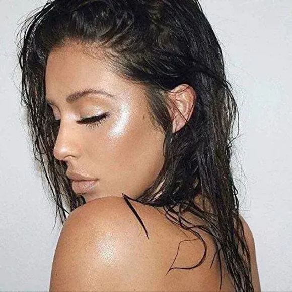 Bobbi Brown Quartz Glow Highlighter (Champagne) - Picture 8 of 17